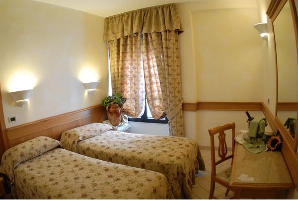 Hotel Pace San Giovanni Rotondo Zimmer foto