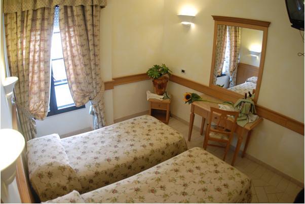 Hotel Pace San Giovanni Rotondo Zimmer foto